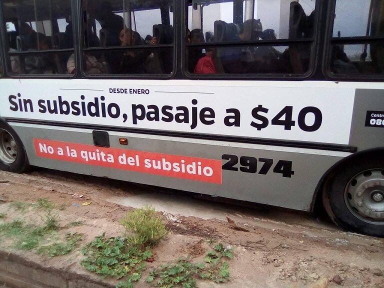 Los colectivos de Corrientes amanecieron ploteados con leyendas en contra de la quita de subsidios. (Foto: El Litoral)