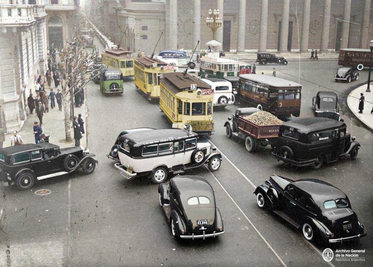 La curva de Plaza de Mayo frente a la Catedral Metropolitana. En las calles destacan automóviles de las marcas Ford y Build, además de ómnibuses y travias. (Twitter/@@Argentinaacolor)