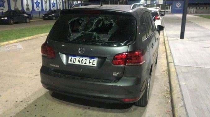 Barras de Boca y Vélez se enfrentaron a los tiros y pedradas en Villa Luro (Foto: Infobae)