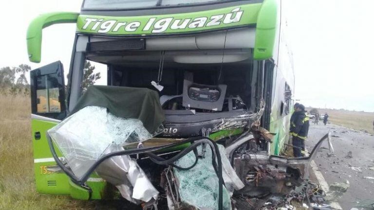 Así quedó el frente del colectivo al impactar contra el vehículo.