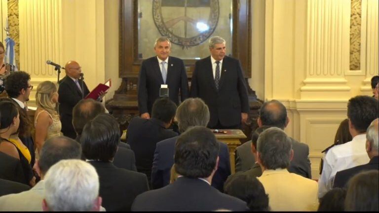 Gerardo Morales y Carlos Haquim en el Salón de la Bandera de la Casa de Gobierno, iniciando el acto de entrega de atributos y jura de los ministros.