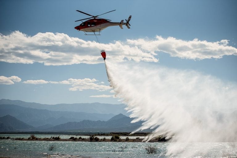 Ensayo de un helicóptero hidrante. (CIMECO)