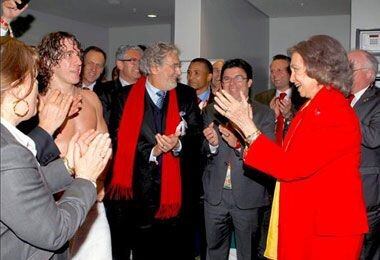 La reina Sofía, vestida con los colores de España, y Puyol, desnudo, cantaron por el pase a la final. Los filmó el Pepe Reina, arquero suplente.