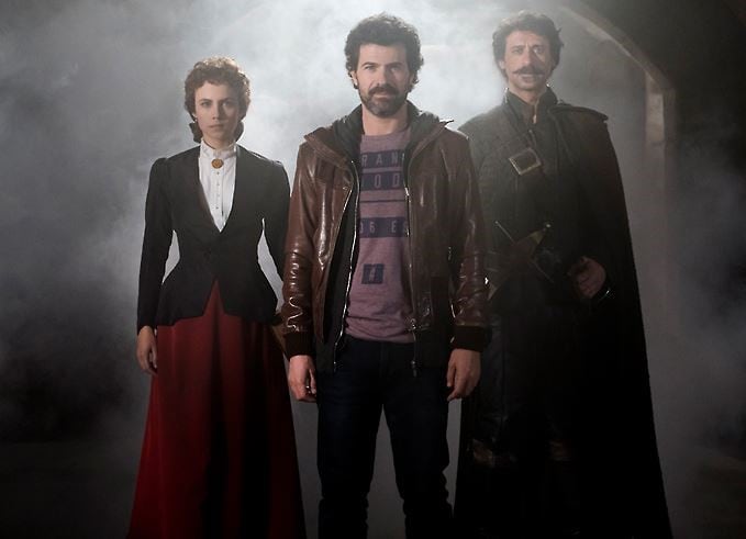 Amelia Folch (Aura Garrido), Julián Martínez (Rodolfo Sancho) y Alonso de Entrerríos (Nacho Fresneda).