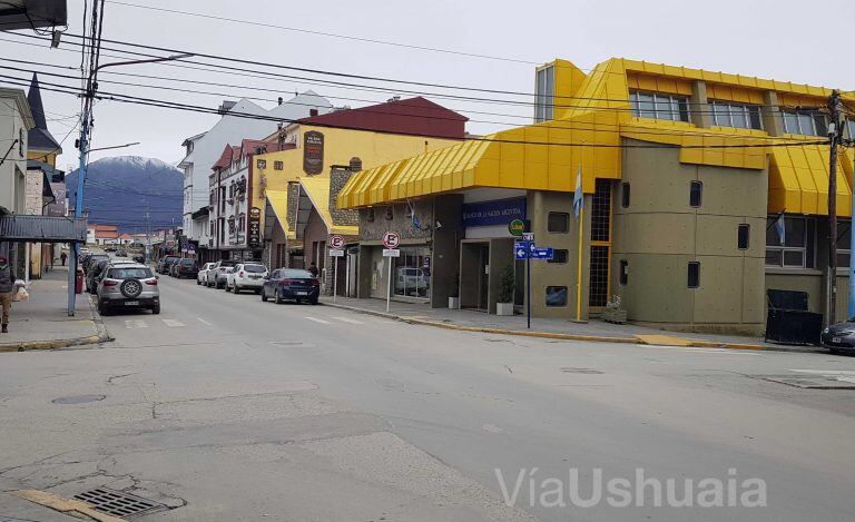 Pasado y presente de Ushuaia.
Fotos: Vía Ushuaia - Archivo histórico Municipalidad de Ushuaia.