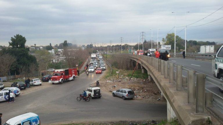 El padre del hombre fallecido cayó en un basural cercano. (@maxiklan)