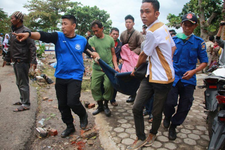 Las imágenes más terribles del tsunami en Indonesia (AFP)