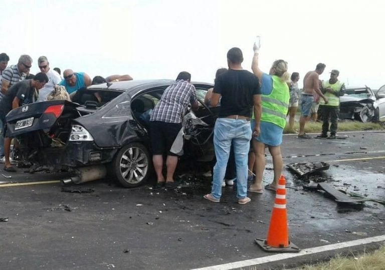 Choque frontal con saldo fatal en el puente Rosario-Victoria. (@LQESPERABAS)