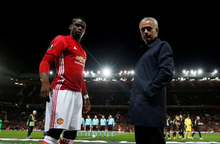 Paul Pogba y Jose Mourinho. (Reuters / Jason Cairnduff).