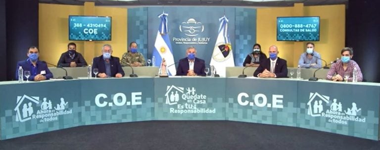 En la presentación del informe N° 191 del COE Jujuy, acompañaron al Gobernador sus ministros de Salud, Gustavo Bouhid; de Seguridad, Ekel Meyer; de Desarrollo Humano, Natalia Sarapura; de Producción, Ezequiel Lello Ivasevich; y de Cultura y Turismo, Federico Posadas.