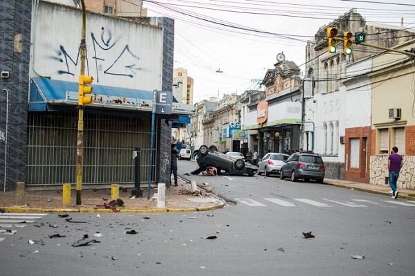 El auto quedó volcado en medio de la calle este domingo. (Facundo Traverso)