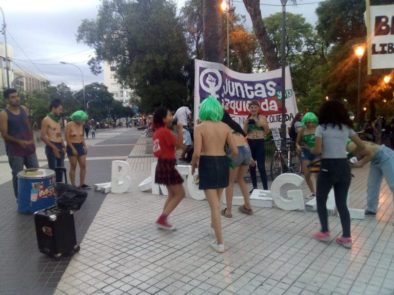 Militantes de Izquierda salieron este lunes a la calle en la Capital riojana para pedir la eliminación de la violencia machista