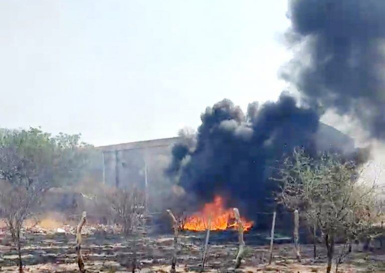 El avance voraz del fuego en diferentes puntos en el norte de Punilla durante este domingo. (Foto: captura / video Facebook Claudia Cepeda).