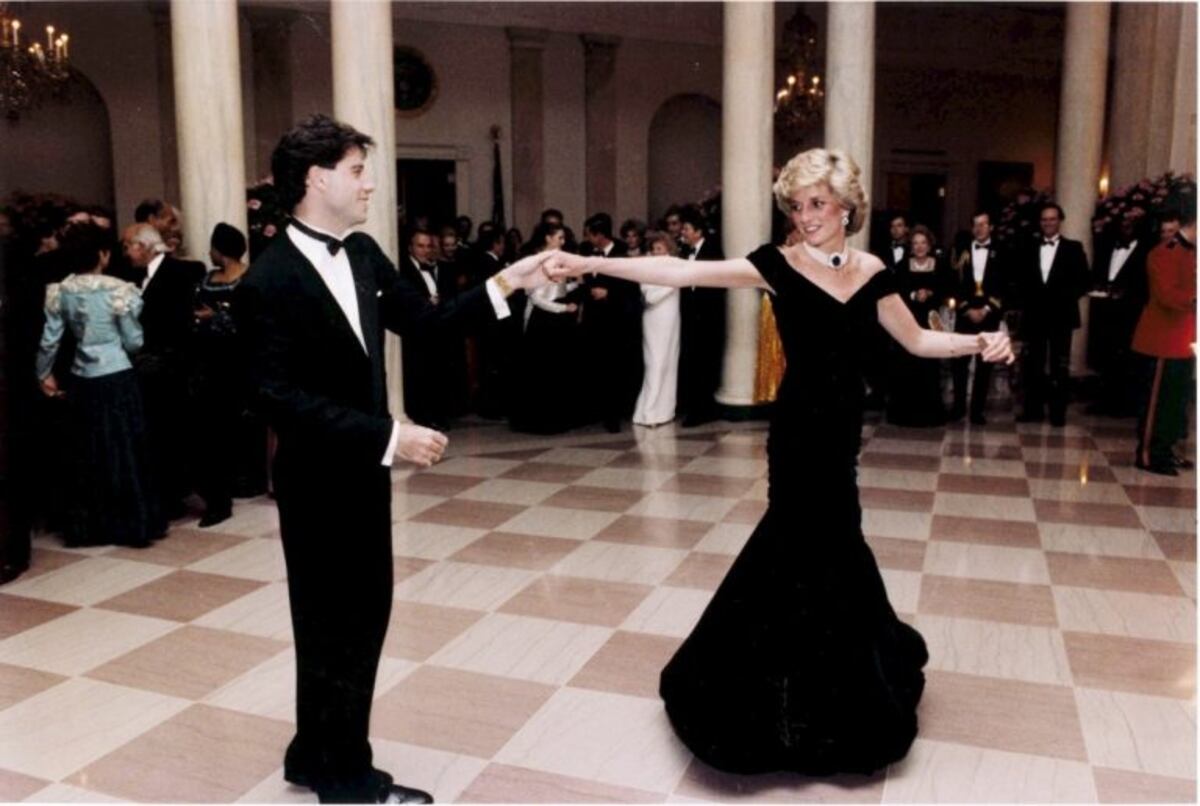 Subastan el famosos vestido que Lady Di usó cuando bailó con John Travolta