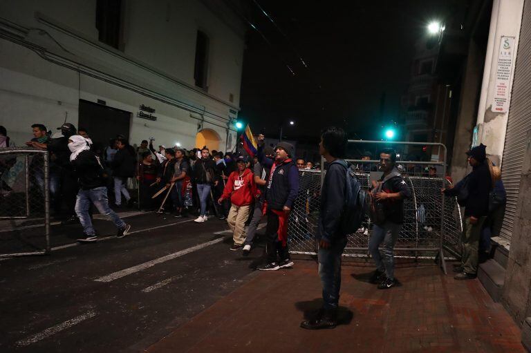 Manifestantes se enfrentan con la policía este lunes al centro histórico de Quito durante una protesta contra las medias adoptadas por el gobierno del presidente Lenín Moreno, que incluyen la eliminación del subsidio a los carburantes y que ha supuesto a los colectivos sociales en pie de guerra ante el encarecimiento de toda la producción y los precios. Crédito: EFE/ José Jacome.