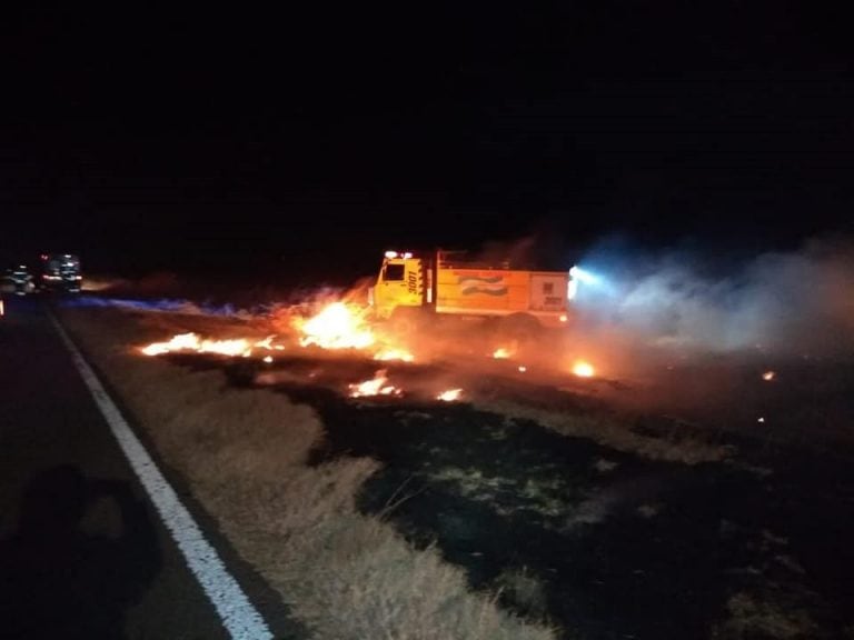 El incendio de coche se propagó a los pastos de la banquina