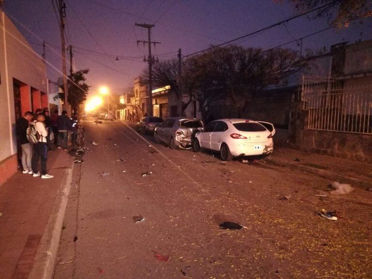 El motociclista quedó atrapado y está muy grave.