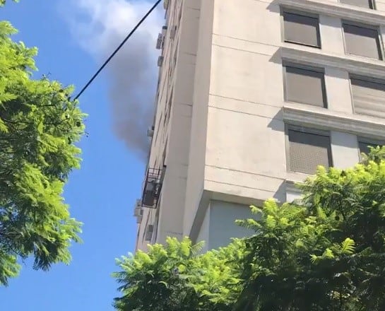 El incendio se declaró en un edifico de Oroño casi San Luis. (Captura de pantalla)