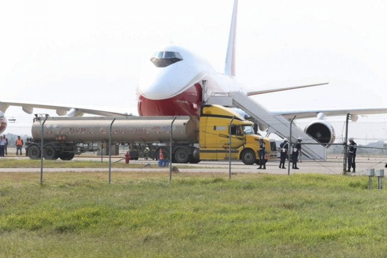 Imagen del avión cisterna más grande del mundo, un Boeing 747 Supertanker, este viernes en el Aeropuerto de Viru Viru, en Santa Cruz (Bolivia), que llegó con el propósito de aplacar los incendios forestales. EFE/ Juan Carlos Torrejón