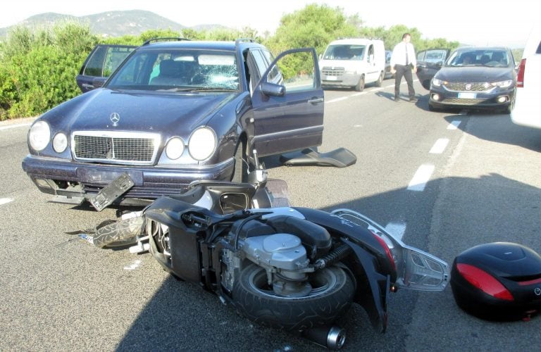 EPA3594. OLBIA (ITALIA), 10/07/2018.- Imagen cedida por la policía local de Olbia que muestra el accidente del actor estadounidense George Clooney, cerca de Olbia, isla italiana de Cerdeña, Italia, 10 July 2018. Clooney sufrió una contusión en una rodilla tras sufrir un accidente de moto en Cerdeña, donde se encontraba para rodar una serie de televisión, informaron los medios italianos. EFE/Policía Local Olbia SÓLO USO EDITORIAL - NO ARCHIVO - NO VENTAS