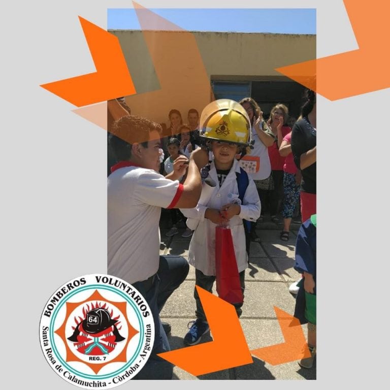 El niño recibió como regalo un casco de Bombero, otorgado por la institución  de la ciudad.