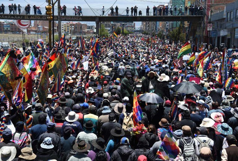 La historia de la imagen que recorre Bolivia sobre los ataúdes entre gas lacrimógeno