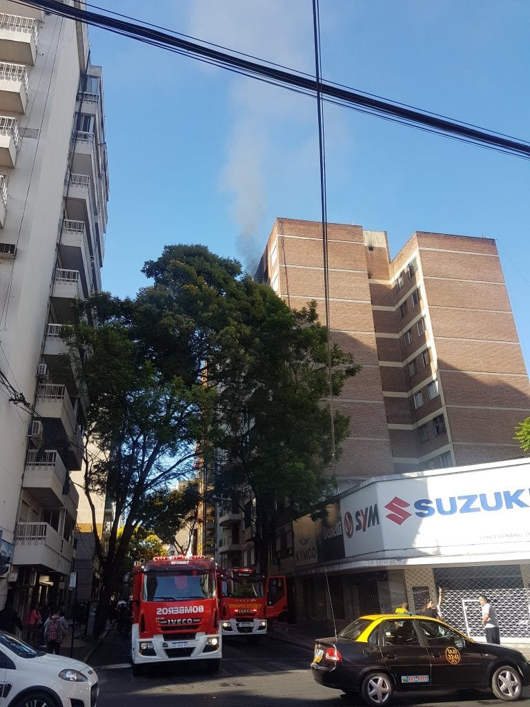 Las llamas se iniciaron en un departamento del noveno piso en una torre en Mitre al 1300. (@emanuelrod)