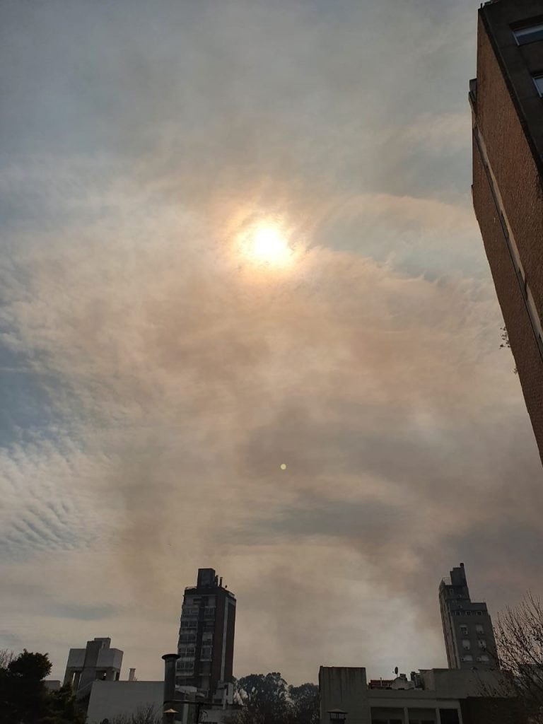 Sol color color azufre y cenizas, las postales de otro día de incendios en los islas. (Vía Rosario)