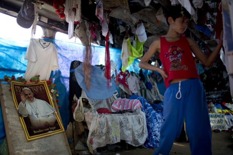 El santuario que se levantó donde tuvo lugar el accidente fatal, en Entre Ríos. Foto: AP.