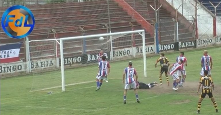 El momento en donde la pelota pega en el travesaño y sale.