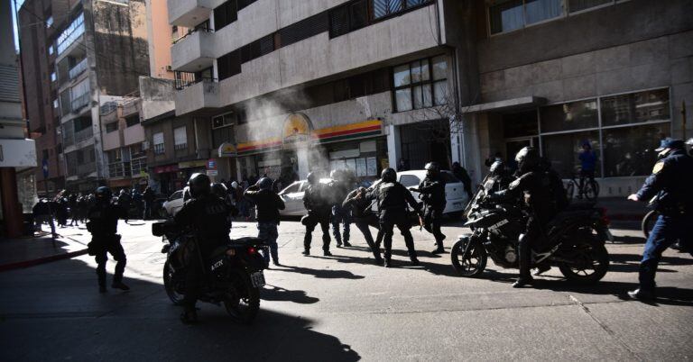 Corridas, disturbios y disparos en la protesta de UTA Córdoba.