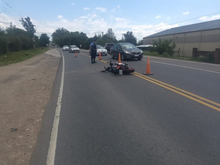 Falda del Carmen: giró en "U" y provocó que un motociclista lo chocara.