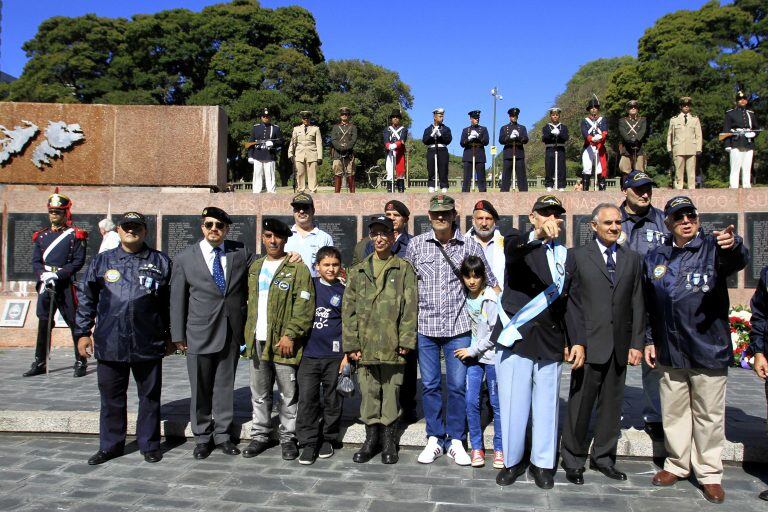 Actividad conmemorativa en el cenotafio