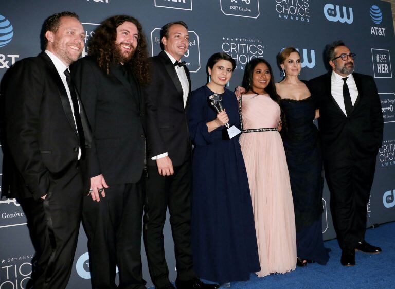 Jeff Skoll, Adam Gough, Nicolas Celis, Gabriela Rodriguez, Yalitza Aparicio, Marina De Tavira, and Eugenio Caballero reciben el premio a Mejor Película en la edición  24 de los Critics' Choice Awards en Barker Hangar, Santa Monica. (Foto: Jean-Baptiste LACROIX / AFP)