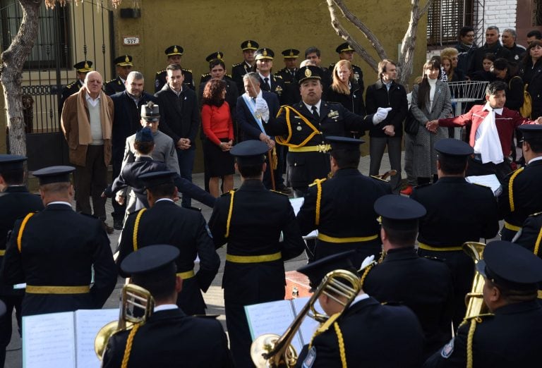 Toque de Diana en la casa del gobernador Alfredo Cornejo.