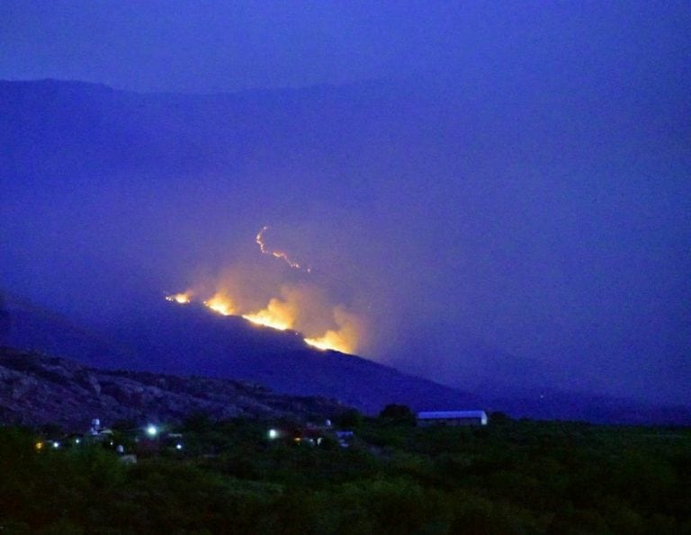 Bomberos de Arroyito luchando contra el fuego