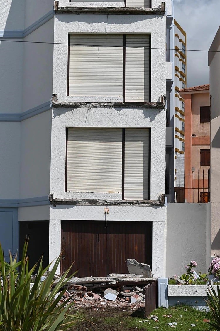 Se derrumbaron tres balcones en un edificio de Villa Gesell (Web)