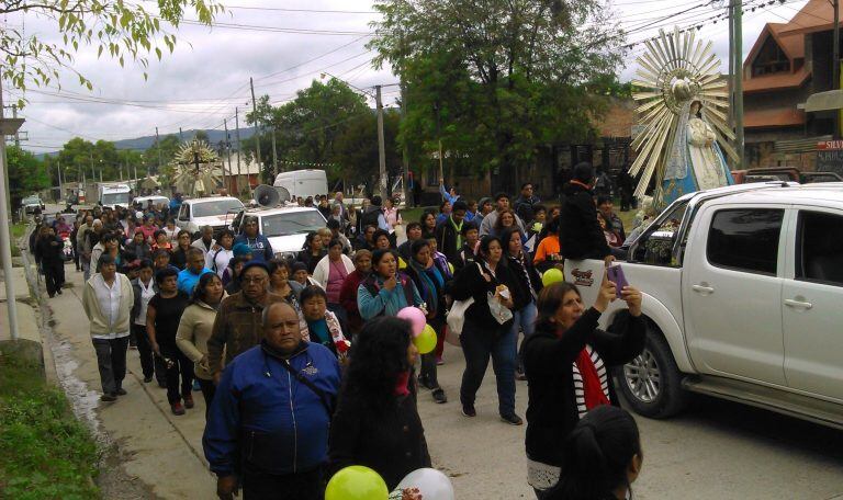 Una larga caravana transitó por la avenida Ascasubi orando junto a las sagradas imágenes.