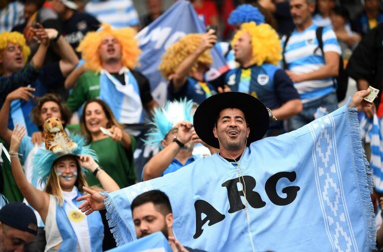 La fiesta en las tribunas del Tokyo Stadium. (Foto: Fracnk Fife / AFP)