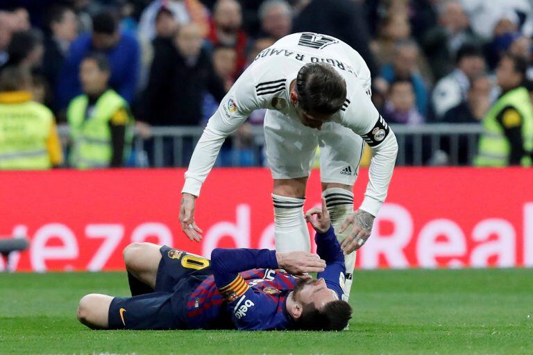 El delantero argentino es atendido por Sergio Ramos luego de la trompada (Foto: EFE/Juan Carlos Hidalgo)