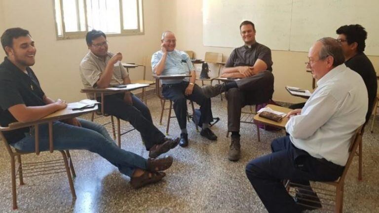 Una de las comisiones integrada por seminaristas y sacerdotes, trabajando el tema del encuentro.