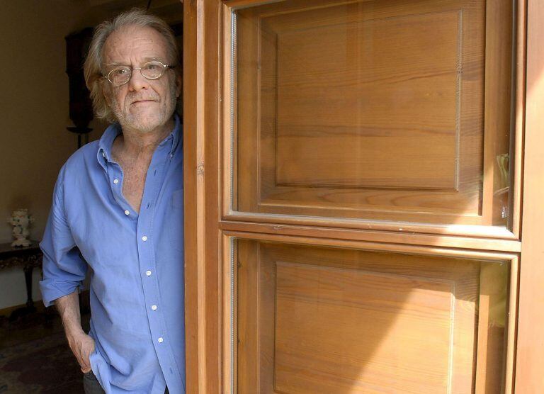 El cantautor Luis Eduardo Aute, posa en una pausa durante su participación en el curso de verano "El periodismo del siglo XXI", organizado por la Fondación Universidades de Castilla y León. (Foto: EFE/J. Casares)