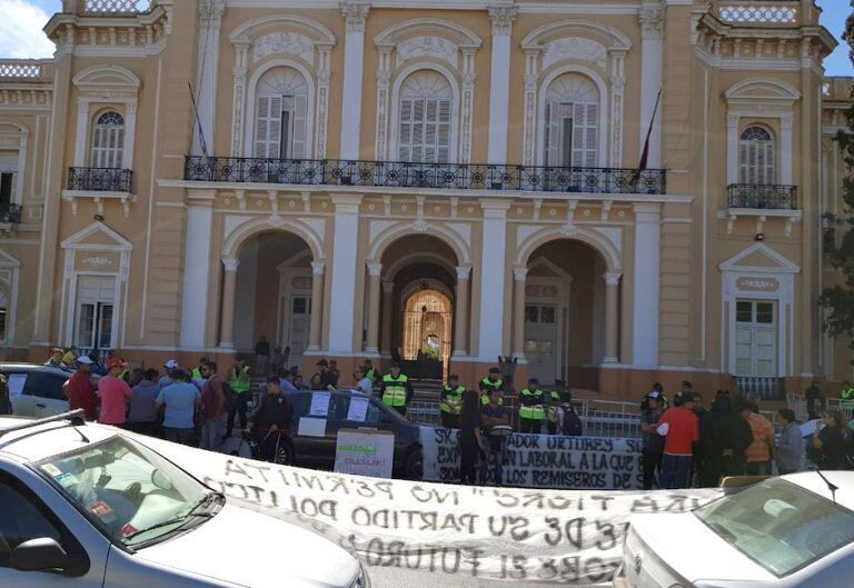 Remiseros protestan frente a la Legislatura. (Vía Salta)