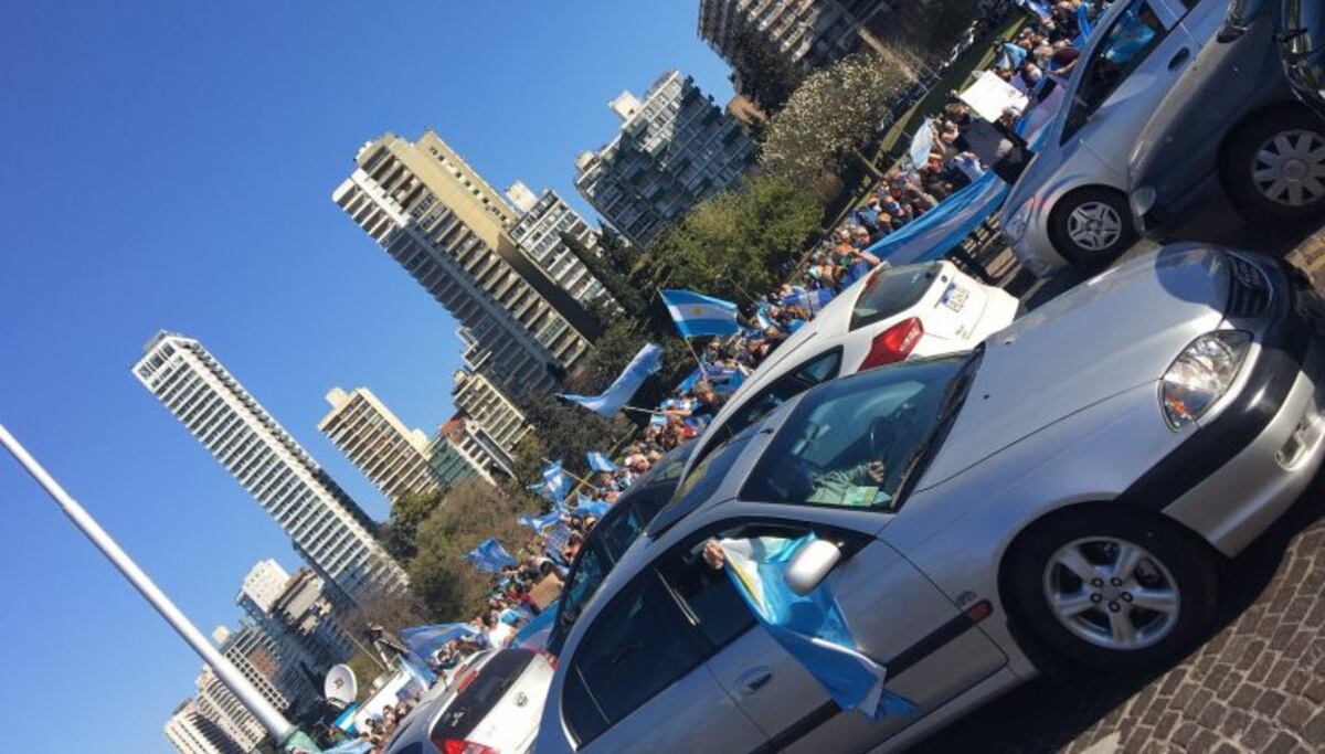 El Monumento se convirtió en centro de protesta contra el Gobierno en Rosario