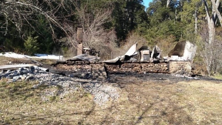 El incendio destruyó las tres cabañas del camping.