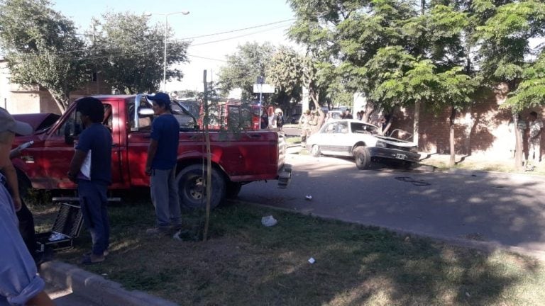 Puede observarse el Peugeot 504, donde viajaban los menores, incrustado en una de las acequias.