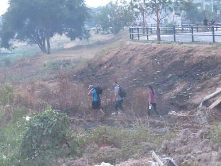 La gente cruza por pasos no habilitados aprovechando la baja del río