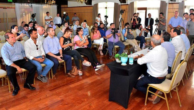 Los referentes radicales en el encuentro de hoy con los periodistas correntinos. En la foto, también los ministros de Turismo de Jujuy y Mendoza. (Fotografía de Alejandro Canteros)