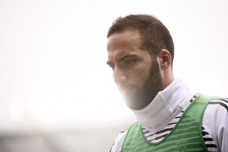 Juventus' Argentinian forward Gonzalo Higuain looks on during the Italian Serie A football match Torino Vs Juventus on February 18, 2018 at the 'Stadio Grande Torino' in Turin. / AFP PHOTO / MARCO BERTORELLO italia turin Gonzalo Higuain futbol liga primera division italiana futbolistas partido torino vs juventus