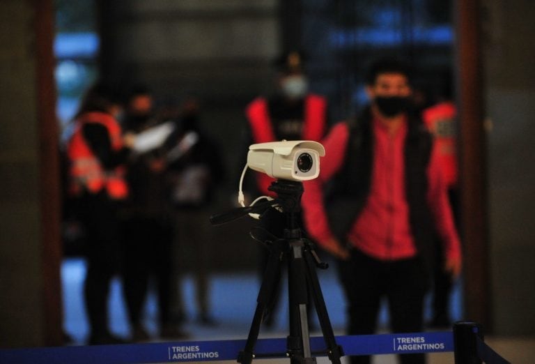 Fuerzas de seguridad controlan la temperatura de pasajeros en las estaciones de trenes porteñas. (Clarín)